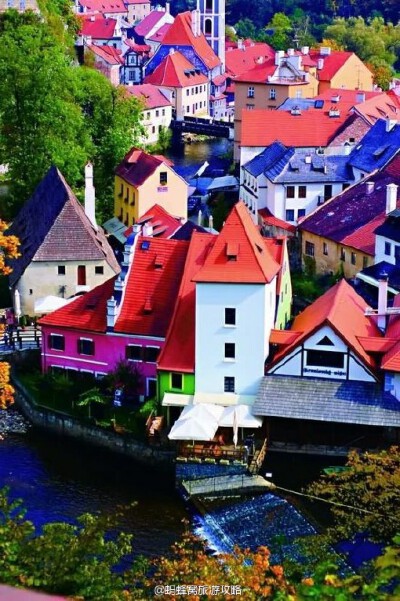 去捷克，离开布拉格的繁华后，建议你去最美东欧小镇 Cesky Krumlov——每一栋房子都是艺术，都是世界文化遗产。行程：K.H（人骨镇）-K.V（卡罗维发利）-布捷约维采- C.K（克鲁姆洛夫）。捷克全国都有巴士线路覆盖，…