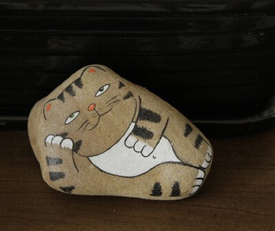 原创手绘石头 一只休闲的猫 小礼物
