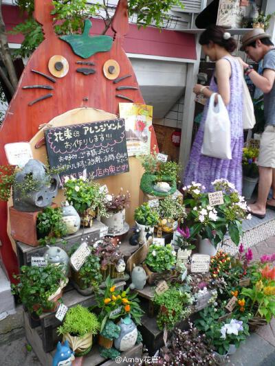 在街上最喜欢看的就是花店了，尤其是店外延伸出来的这一个个小场景布置，其实是很花心思的，希望有一天也能成为一个花店的主人。图片来自网络集合