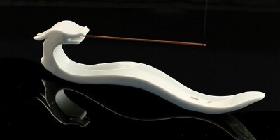 祥龙吐雾骨瓷香插以抽象艺术的现代设计手法，提炼了中国传统文化中的龙元素，配以醇香飘逸星洲沉香，使用时就仿如祥龙下凡 ，正吐露吉祥之气。原创品牌WEIS在力求意境之美、品质之感的同时，亦带给追求生活品质之士…