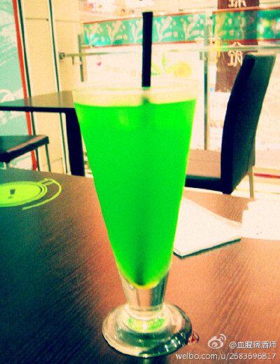 【橙皮冰酒Curacao Cooler】 材料：深色朗姆酒60毫升、白色橙皮酒45毫升、生鲜柠檬汁30毫升、气泡水、柳橙片 制法：除了气泡水和柳橙片之外，将所有材料与碎冰倒入雪克杯，充分摇匀后，倒入冷却的高球杯。接着在杯中…