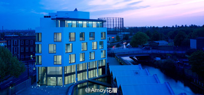 伦敦一家售卖果汁及冰沙的公司「Innocent」将他们的公司设计成了在公园野餐的样式，整体采用了开放式的办公环境，铺着绿草地毯的中庭是公共区域及食堂，会议室和会客室位于二层。采用了透明玻璃来分割，因此整个办公…