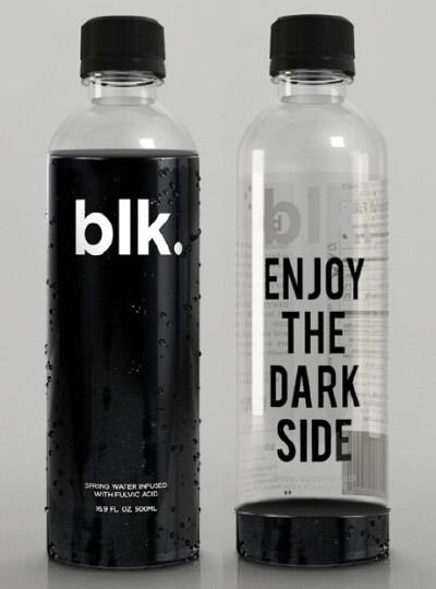 「blk」功能饮料，饮料是纯黑色，透明塑料瓶包装，当喝掉饮料后显露出“Enjoy the dark side”（享受黑暗面）