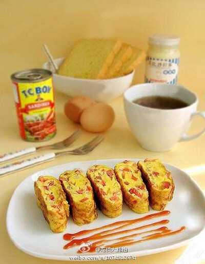 【美食DIY】早餐来吃这个吧~1.把鸡蛋打好，放点盐、胡椒粉调味；2.番茄、洋葱、火腿洗干净，切丁；3.平底锅中放入油，等油热了，放入切好的丁，翻炒，放入少量盐，等烧的8分熟倒入蛋液，铺均匀，弄成蛋饼的样子；4.…