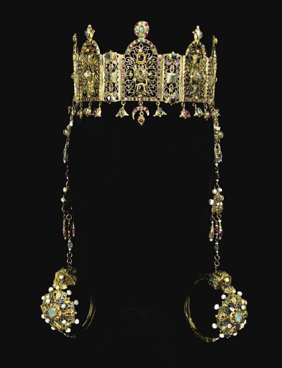 A GEM-SET GOLD HEAD-DRESS WITH A PAIR OF CEREMONIAL EARRINGS (KHROS), MOROCCO, 18TH CENTURY