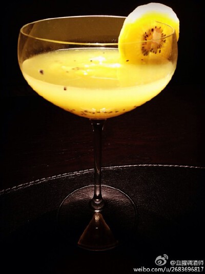每年这个季节家里都会存很多金色奇异果，顺手拿一个调两杯Kiwi Martini吧Material：Gin45ml，鲜猕猴桃1／2个，糖浆1／2〜1tsp Mixer ways：把切成小块的猕猴桃与其他材料一起放入雪克杯摇匀，然后倒入鸡尾酒杯中，最…