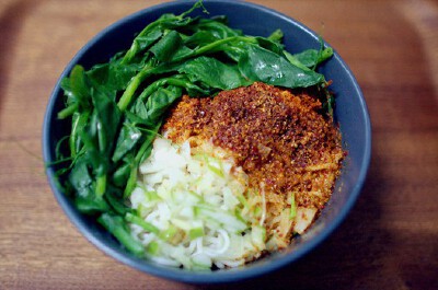 【油泼面】1. 葱切末备用，盐、醋、酱油等调味都放在触手可及的地方 2. 水烧开，焯豆芽，断生后捞出过冷水，控干水分铺在碗底 3. 刚才的水继续烫一小把青菜，捞出后放一边备用 4. 煮面，面条煮的稍微软一些（更好的…