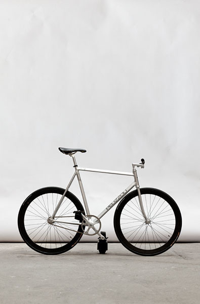 2011年，Constantin在Berlin Fixed Gear scene耳濡目染了一番之后，拍了一组“死飞车手和他们的自行车”肖像照。如今，我们所看到的“FIXED GEAR STEREO TYPES”是Constantin对死飞的认识和理解，他人为将车手们分为信使、运动员、朋克、潮人、商人以及爱好者。