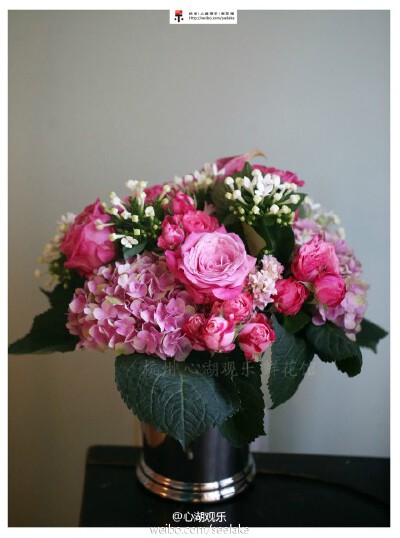 在粉色绣球和粉色Rose All For Love玫瑰花束里加入Rose King Arthur（亚瑟王），浅粉的风信子调皮的露出可爱的脸......甜糯的夏日草莓冰淇淋，这样的一束花，满满的都是爱，怎会打动不了她
