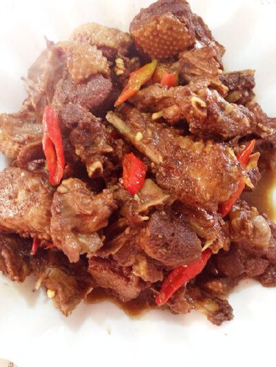 家常红烧鸭 1.锅里放水，再放入三勺料酒，几片生姜，烧开后倒入洗净的鸭块，关火烫五分钟，然后捞起沥干。 2.再将沥干水的鸭块和一大块拍碎的生姜一起下锅中火煸炒大约五分钟，无需放油。 3.倒入适量的老抽翻炒均匀…