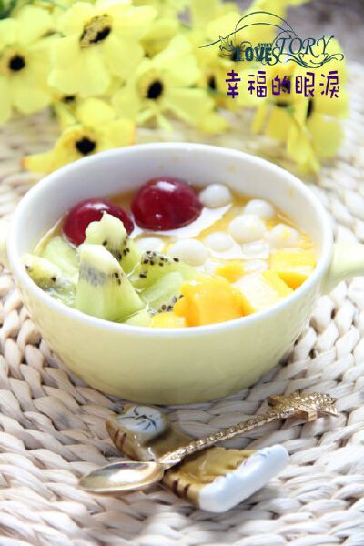 杂果小圆子 1.小圆子放在开水里煮熟 2.煮熟的小圆子放在凉水里浸泡，以免粘连 3.芒果半个+50克白糖+300克白开水放入料理机中，搅打成芒果汁 4.将芒果、猕猴桃、去皮切块，提子洗净 5.将小圆子盛入碗中，放入适量的芒…