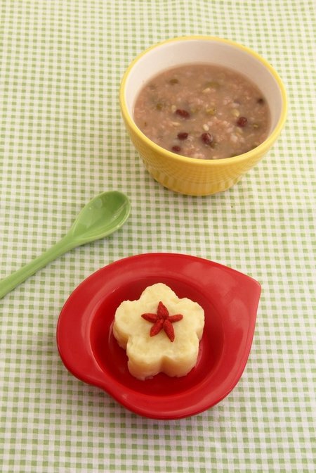 杂粮粥+奶香土豆泥 作法 1.红小豆和绿豆提前浸泡，连同大米、糯米、燕麦米淘洗干净，入汤锅加适量水煮粥。 2.煮至原料烂熟，粥呈黏稠状时，加冰糖调味，即可出锅装碗。 3.土豆洗净，蒸熟后去皮，压成泥状，加牛奶或配方奶拌匀。 4.将做好的土豆泥填入花形饼干模具中，脱模，用洗净的枸杞子装饰即可。