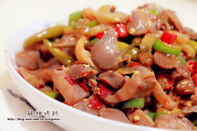 【脆辣鸡胗】脆辣鸡胗1.青红辣椒切小圈、姜蒜切片，鸡胗加一勺盐搓洗，然后去除筋膜洗净切片2.加生抽、蚝油、胡椒粉、料酒、干淀粉拌匀腌制30分钟3.锅里热油，爆香姜蒜4.倒入鸡胗，大火快速翻炒5.待鸡胗变色，加入榨…