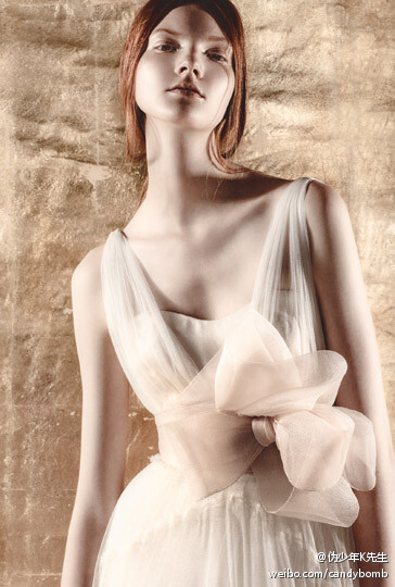 Delpozo Bridal Capsule Collection 2013.设计师Josep Font加入Delpozo之后,不断以极为女性化的浪漫轻盈风格,使得这个西班牙品牌越来越受关注,细腻纤弱的气质也延续到了婚纱系列中.精致巧妙的工艺塑造出新娘的脱俗清…
