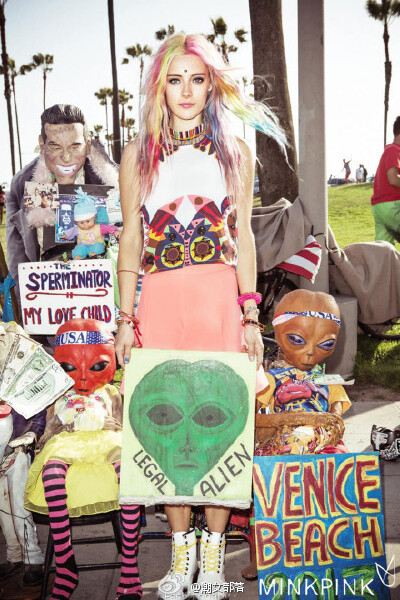 很喜欢这位彩虹模特 Chloe Norgaard . 一头彩虹色的头发格外瞩目