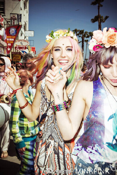 很喜欢这位彩虹模特 Chloe Norgaard . 一头彩虹色的头发格外瞩目