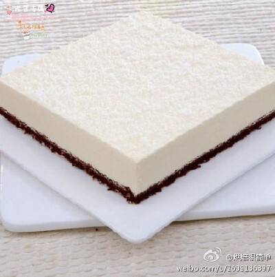 【DIY布朗尼蛋糕】1.黄油85g+黑巧克力85g入容器,隔水加热至融化,加细砂糖60g拌至顺滑;2.2个全蛋加1中,边加边搅拌均匀,分次筛入70g低筋粉,上下翻拌至不见粉;3.拌好的蛋糕糊倒入烤盘,表面撒核桃仁,烤箱180°预热,25-30m…