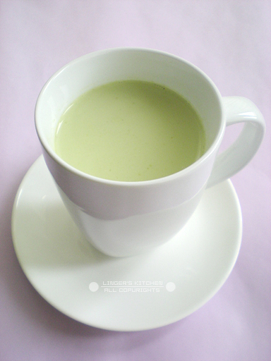 【抹茶牛奶】 一杯牛奶，加1/2茶匙抹茶粉，1勺糖，用搅拌机搅打一下（可选），倒入奶锅里加热到合适的温度即可。 PS：用搅拌机搅打一下，使抹茶粉和牛奶溶合更充分，口感更细腻；糖不用加太多，保留一点抹茶的微苦…