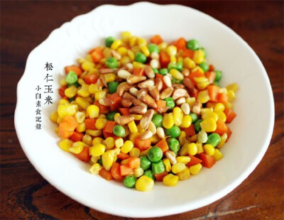  【松仁玉米】速冻甜玉米粒一包拿出来解冻，速冻青豆也解冻，如果用新鲜的甜玉米和新鲜青豆需要把玉米粒用刀切下，然后放入开水锅中烫两三分钟煮熟捞出，然后过凉水，青豆也是这样。胡萝卜去皮切成和玉米粒大小差不…