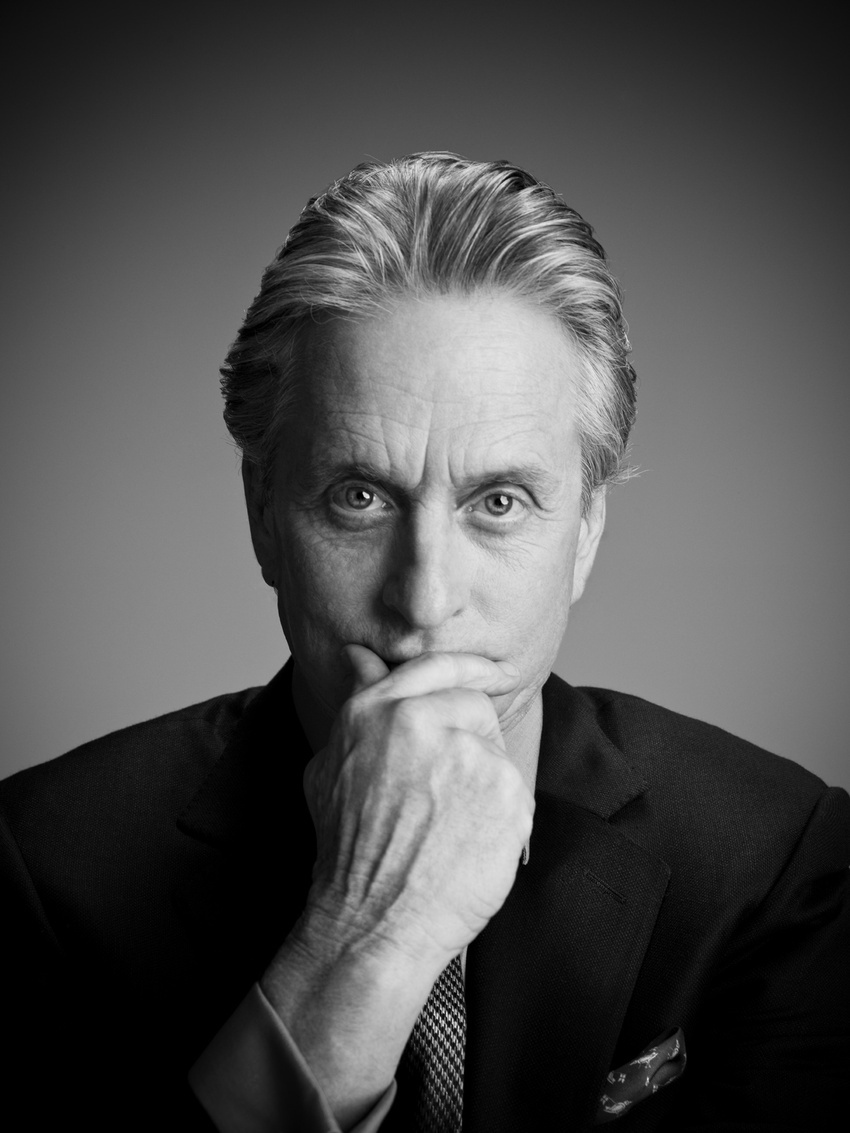 第六十届（1987-1988） 迈克尔·道格拉斯 Michael Douglas 星座: 天秤座 出生日期: 1944-09-25 出生地: 美国,新泽西,新不伦瑞克 职业: 演员 / 制片 / 编剧 / 导演 更多外文名: Michael Kirk Douglas (本名) 更多中文名: 米高·德格拉斯 家庭成员: 凯瑟琳·泽塔-琼斯(妻) / Kirk Douglas(父) / Diana Dill(母) / Diandra Luker(前妻) 1988 奥斯卡(美国电影学院奖) 最佳男主角 华尔街