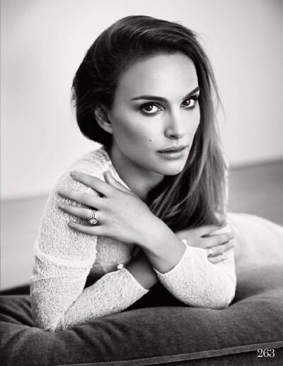 第八十三届（2010—2011） 娜塔丽·波曼 Natalie Portman 性别: 女 星座: 双子座 出生日期: 1981-06-09 出生地: 以色列,耶路撒冷 职业: 演员 / 导演 / 编剧 / 制片 更多外文名: Natalie Hershlag (本名) / Nat (昵称)…