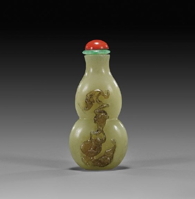 CARVED YELLOW JADE SNUFF BOTTLE