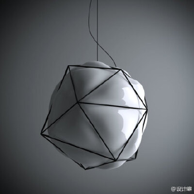 【装在笼子里的灯具】意大利工业设计师 Valerio Sommella 联手 Alberto Saggia 为意大利知名玻璃照明厂商 Vistosi 设计了一组名为「Semai」的限量版灯具，灯罩由一个三角形组成的金属笼子、以及一个吹制玻璃灯罩组成…