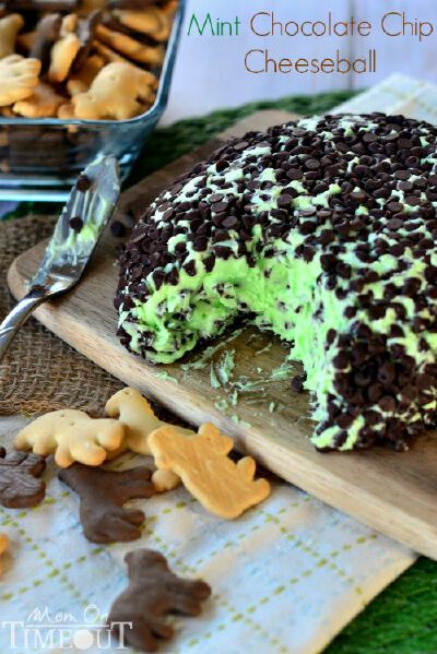 Mint Chocolate Chip Cheese Ball - tastes just like your favorite ice cream but better! | MomOnTimeout.com 浓情。巧