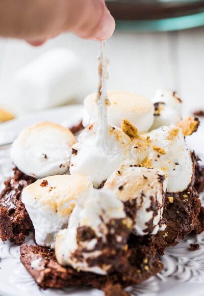 Smores Brownie Pie - No campfire? No problem! Fudgy brownies topped with toasted marshmallows &amp;amp; graham cracker crumbs. Best smores ever! 浓情。巧