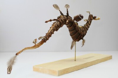 日本艺术家道弘松冈（Michihiro Matsuoka）的蒸朋风格雕塑作品。融合各种动物和鱼类的复古机械生物，他主要使用粘土创作，并适当结合其他材料，最终使用丙烯颜料进行细致的涂装。（更多作品见艺术家官网：michihiro-…