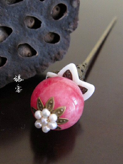 【一窗花事】红玉珍珠 梅花簪（花事浅 方费工夫匀染 墙角红梅开未遍 小桃才数点 人生暮寒庭院 闲续茶经香传 酒思如水诗思懒 雨声帘不卷 ——张辑《垂杨碧》，￥88.00）