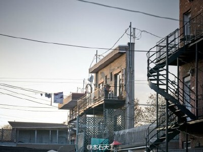 法国摄影师将他的摄影技巧与疯狂想象力结合，“创造”了一个不存在的城镇。在这里，所有的建筑都只有外立面，单薄而孤独地立在那儿，表面饱满坚实，背后却空洞脆弱。http://t.cn/8s2vnzn