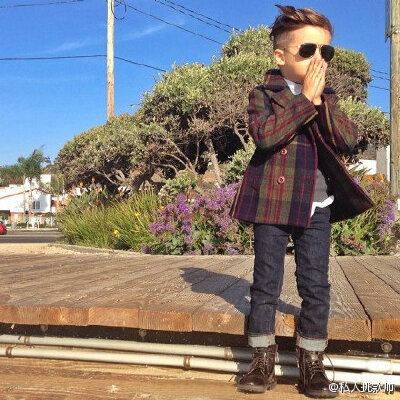 美國加州潮童Alonso Mateo. 小型人能駕馭各種風格. 就像雜誌走出來的模特一樣有模有樣帥氣十足. 而且媽媽Luisa Fernanda Espinosa是造型師&amp;amp;藝術收藏家.果然不一樣.