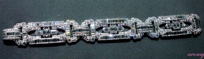 【三节式手链】（1937年，卡地亚巴黎）工艺：铂金制作，镶嵌柱形切割、枕垫式切割或圆形明亮式切割的钻石。