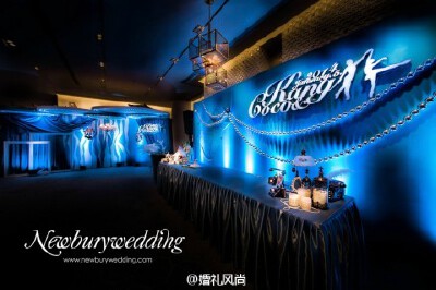 这场的灵感来源于电影，时尚的橱窗、惊艳的舞裙、绚丽的灯光、精美的布置，还有全场酣畅的舞蹈，将一场非传统的蓝色调婚礼演绎的淋漓尽致。