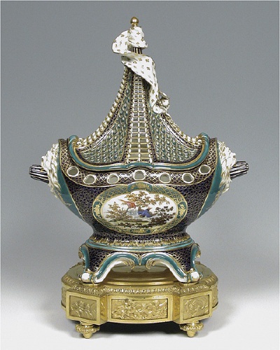 百花香盒（Potpourri container），约1758年。塞夫尔皇家瓷器厂，法国。彩饰和金饰软黏土瓷器，不包括底座，瓶的尺寸为37.5×34.6×17.5厘米。纽约弗里克美术馆