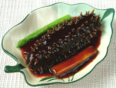 第五集 厨房的秘密【葱烧海参】葱烧海参北方名菜，从山东源入，以水发海参和大葱为主料，海参清鲜，柔软香滑，葱段香浓，食后无余汁，是“古今八珍”之一。葱烧海参属于鲁菜菜谱，主要原料是葱和海参；工艺是烧。