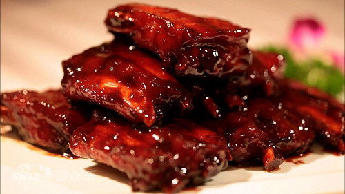 第六集 五味的调和 【无锡酱排骨】原料：肋排骨； 配料：洋葱、西兰花、姜； 调料：味精、冰糖、红曲米、草果、桂皮、香叶、陈皮、香果、盐； 做法： 1、锅中加适量水，将排骨逐个拍一层生粉后放入锅中，不搅动至水沸腾，煮出血水后捞出备用； 2、沙锅中加适量热水，将排骨放入，姜块用油略煸后放入，取纱布袋子依次装入香叶、桂皮、陈皮、香果、草果、红曲米，捆紧后放入锅中，调入冰糖、盐、味精小火炖40分钟； 3、开盖后加入洋葱再煮5分钟； 4、西兰花焯熟与排骨一起装盘即可。上成品，颜色鲜亮，软烂鲜香。