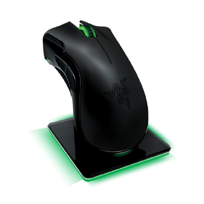 Razer Mamba 曼巴眼镜蛇 4G 游戏鼠标。配备了超精准的 4G 双传感器系统，该系统同时采用激光和光学传感器，通过对不同表面进行校准，并允许调节抬升跟踪距离，从而增强追踪精准度。