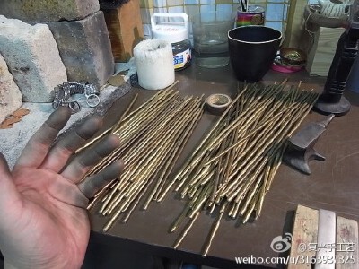 #传统技艺# 黄铜制作 - 日本冈山县过去是黄铜日用器的制作中心，现仍存有许多小工坊传承着黄铜锻造的制作技艺。整个制作过程就是将金属热熔后注入模具之中，再经切割，焊接，抛光等流程将冰冷的金属打造成所需之器，…