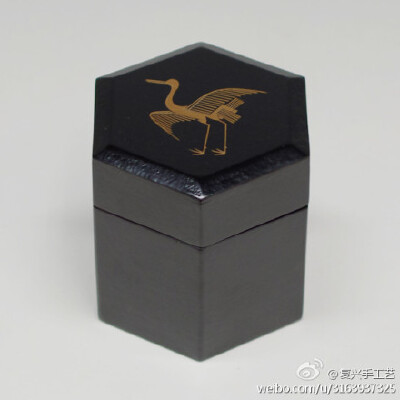 #无漆不成器# 漆枣 - 漆枣就是指在日本“抹茶道”中盛放薄抹茶用的器物，形似大枣，材质以木胎大漆为主。漆枣有平枣、小枣、中枣、大枣等规格，好看不如枣子，一组枣子欣赏。