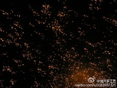#无漆不成器# 莳绘工艺 - 莳绘主要指在漆器上装饰金银粉，艺术效果如黑夜中的花火般绚烂。制作技法首先是在漆干之前用金银粉或彩色颜料填画图案，然后用清漆封住，接着用黑漆粉刷背景或撒上金银粉以制造雾一般的空间…