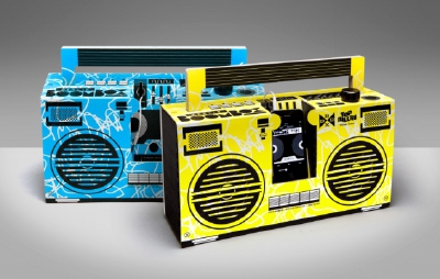 Berlin Boombox iPhone5/5S 音箱。将音箱的外观设计成磁带录音机样式，用环保的再生硬纸板作为产品材料，加之德国先进的音频技术。使得产品功能与外观都散发着独特的魅力。酷炫掉渣，你值得拥有！