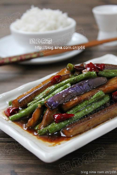 【茄子烧豆角】用料：茄子200g、豆角200g、干辣椒5个、大蒜2瓣、蚝油20ml、生抽10ml、油适量。做法：1.茄子洗净切成长条状，用清水浸泡片刻后捞出备用；豆角洗净摘掉老筋切成长段，干辣椒切小段、大蒜拍破切碎；2.锅…
