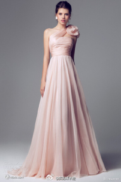 Blumarine 2014婚纱系列，梦幻般的蜜桃色彩礼服，以花朵的点缀充满梦幻的意境。