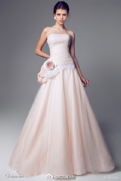 Blumarine 2014婚纱系列，梦幻般的蜜桃色彩礼服，以花朵的点缀充满梦幻的意境。