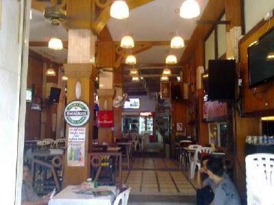 艾亚兰购物广场Lyara Plaza位于Chaweng区，Chaweng区是苏梅岛最主要的购物区，游客只要沿着海滩主要干道，不难发现两旁布满了各式的商店及地摊，如游客想搜寻较高级的名牌商品，可以到位于海滩北边Lyara Plaza逛逛，…