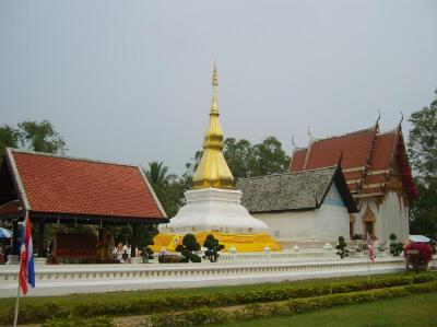 位于Wat Jediyaphum，高19米，距离孔敬东北30公里。有传说说两个僧人在前往孔敬的路上，在现有的寺庙里过夜，他们观察死去的罗望子树。他们叫当地的村民在“孔敬”(硬木桩)上建一座塔。此省就由这个塔而得名。