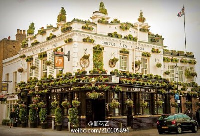 #植物小周边# 路过绝对不会错过的小馆Churchill's Arms Pub，位于伦敦。被万花包裹的一栋楼，前厅是酒吧，实木的长条吧凳，贴出的旧报纸和招贴画都是英伦复古风，后厅是一家泰餐厅，篱笆状的小露台，屋顶绿萝自然垂…