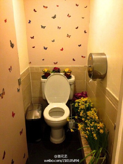 #植物小周边# 路过绝对不会错过的小馆Churchill's Arms Pub，位于伦敦。被万花包裹的一栋楼，前厅是酒吧，实木的长条吧凳，贴出的旧报纸和招贴画都是英伦复古风，后厅是一家泰餐厅，篱笆状的小露台，屋顶绿萝自然垂…